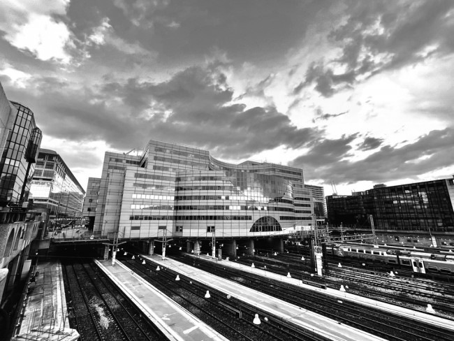 フランス警察、パリ駅で「人々の喉を切り裂くと脅迫した」ナイフマンを逮捕