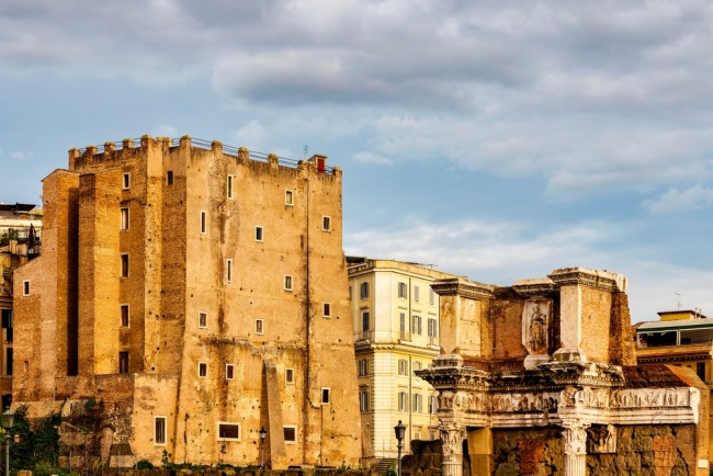 ローマのコロッセオ近くの倒壊した中世の塔の下に閉じ込められて労働者が死亡