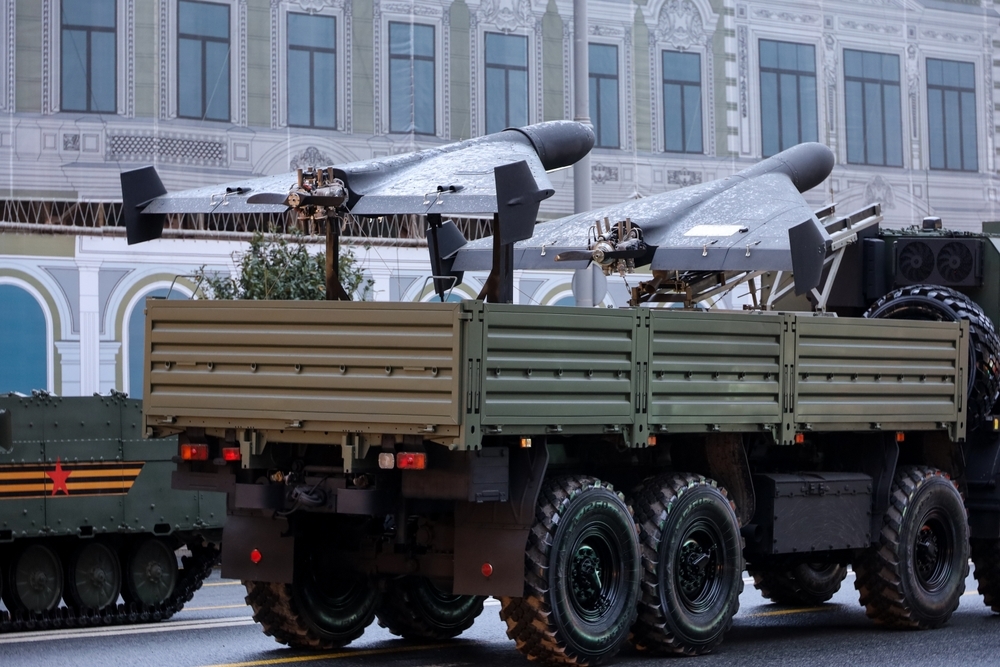 ロシア、赤の広場で戦闘用無人偵察機を展示