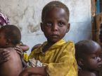 コンゴ東部で暴力が激化する中、銃撃戦に巻き込まれた子どもたち