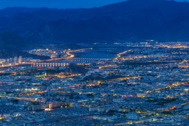 チベットは中国の支配下で60年を祝う