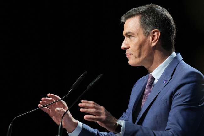 サンチェスはソーシャルメディア禁止に関してテック大手に断固として立ち向かう:「私たちはテックのオリガルヒに影響されない」