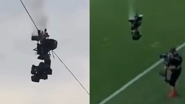 サッカーの試合中にカメラが地面に落ち、危機をかろうじて回避する