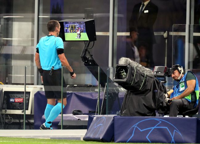 2ではマスクをかぶったファンがVARを妨害します。ブンデスリーガの試合、ペナルティチェック前にモニターの電源を抜く