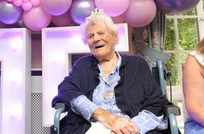 世界最高齢の生存者が「自分のペースで」116歳の誕生日を祝う