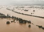 オーストラリアで発生した洪水により、4人の命が奪われ、数万人が立ち往生