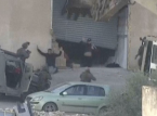 映像には、降伏直後にイスラエル軍がパレスチナ人を射殺する様子が映っている