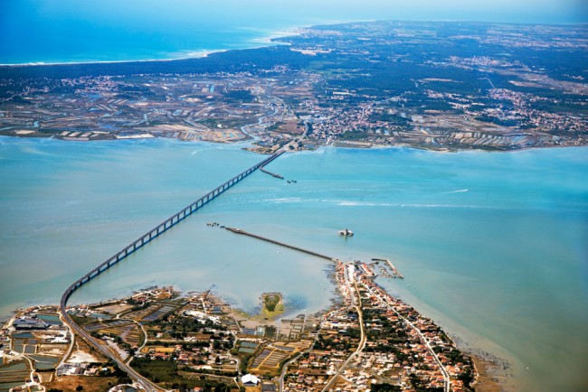 フランス西部で「アッラーフ・アクバル」と叫ぶ運転手が歩行者に突っ込む