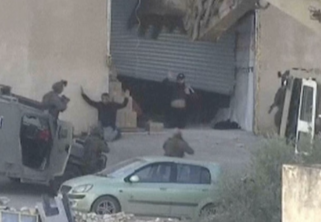 映像には、降伏直後にイスラエル軍がパレスチナ人を射殺する様子が映っている