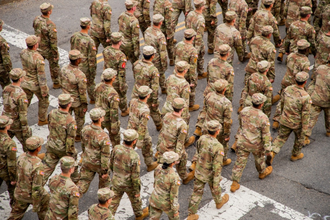 米陸軍、募集年齢を42歳に引き上げ、マリファナ規制を緩和