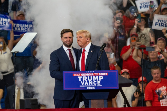 ヴァンスはイラン戦争でトランプを支持し、政策の違いを軽視
