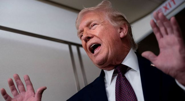 トランプはイラン人に対し「抗議を続け」「機関を掌握する」よう呼びかけ、「支援は迫っている」と