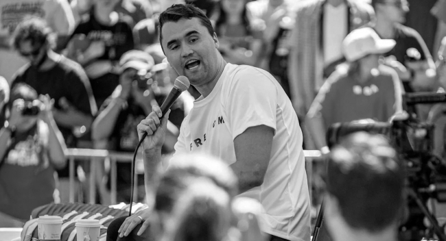 チャーリー・カーク容疑者がPCキーボードの下に隠されたメモで自白