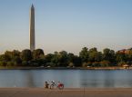 米国国民Park サービスによると、ワシントンD.C.のリフレクティングプールライナーは鋭利なナイフかカミソリで切られたと主張しています