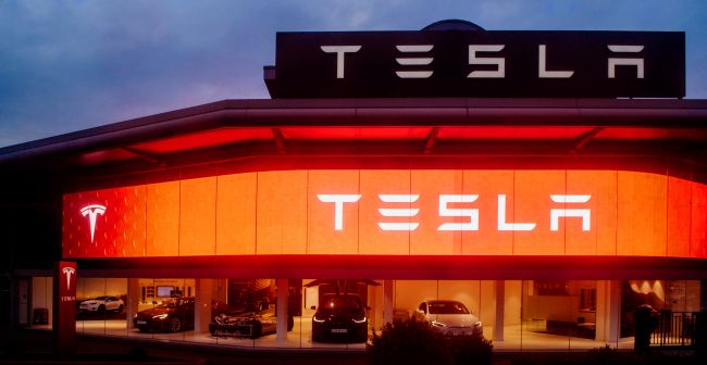 マスクはテスラFSDが通常の人間の運転よりも10倍安全だと誤って主張しています
