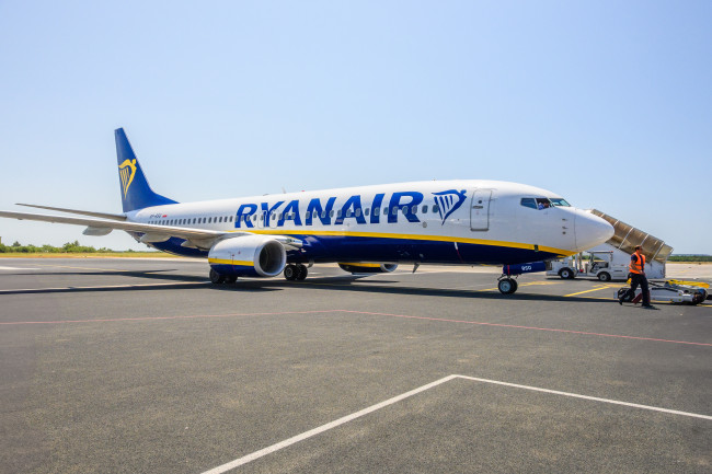 航空会社ライアンエアーは、親が子どもの隣に座る際に追加料金を請求したとして調査を受けています