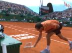 メドベージェフは制御を失い、屈辱的な6-0、6-0の敗北の中、ラケットを壊してしまいます