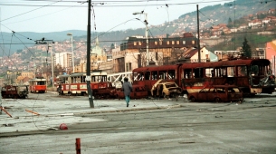 ボスニア戦争中に、いわゆる「狙撃ツーリズム」としてサラエボの丘の民間人に発砲するために金銭を支払ったと外国人が告発された