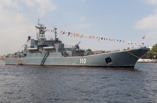 デンマークの空港を混乱させるドローンは船から発射された可能性があります...こちらは調査中のロシア軍艦です