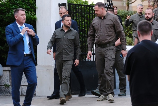 ゼレンスキーの側近が自宅での反汚職捜索の後に辞任