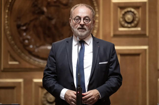 元フランス上院議員が議員に薬物を盛った疑いで裁判中