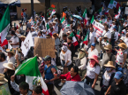 ワールドカップ開幕時にメキシコで数千人が抗議:麻薬戦争で行方不明者の教師と家族
