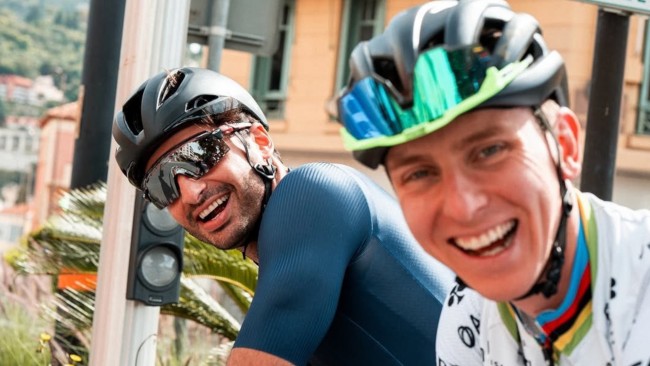 カルロス・サインツはタデイ・ポガチャルとの友情について「彼はとても謙虚で、とても地に足の着いた男だ」と語る