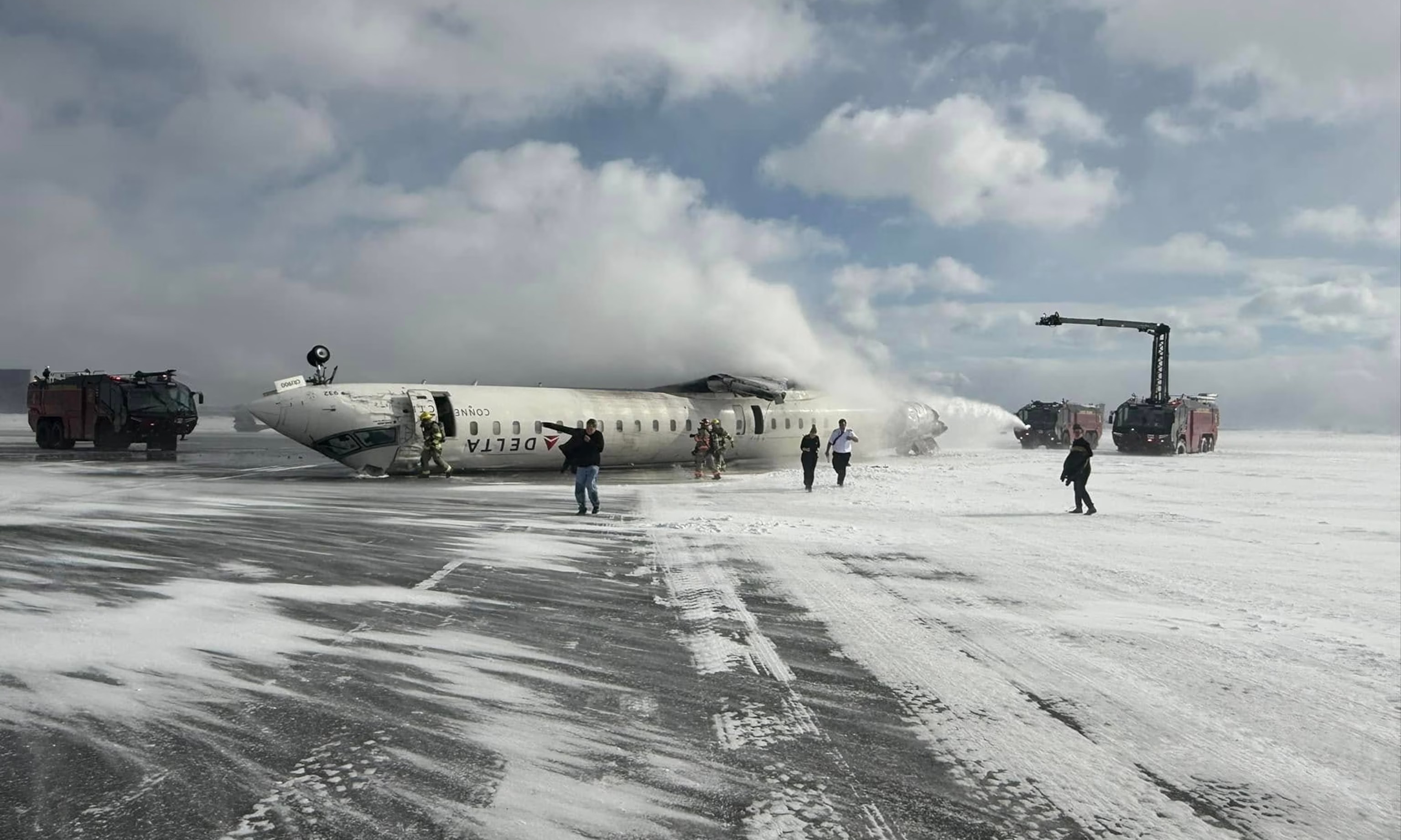 デルタ航空の飛行機がトロント空港で墜落して反転し、18人が負傷