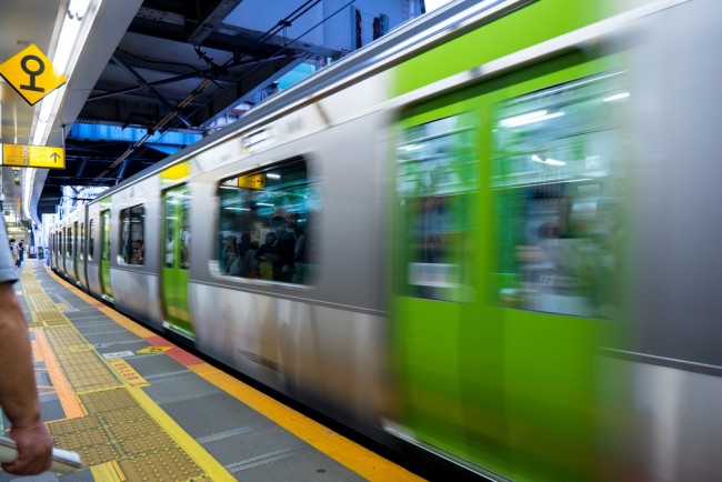停電により東京の通勤鉄道は停止状態に陥ります