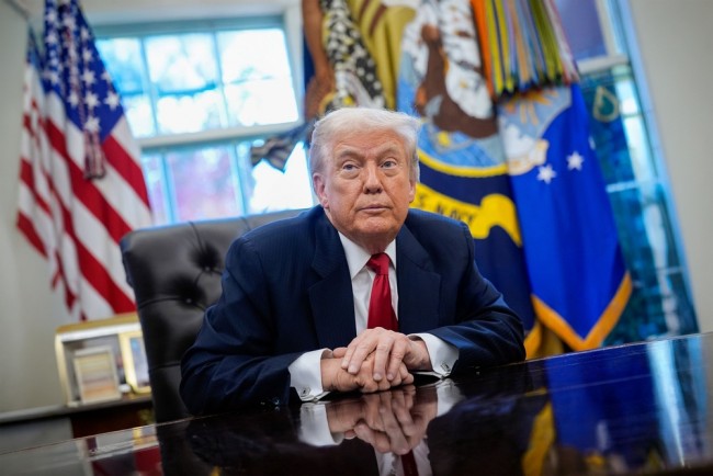 トランプ氏がマチャド氏からノーベル平和賞メダルを受け取る