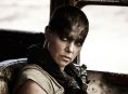 シャーリーズ・セロンは、『マッドマックス』ユニバースでフュリオサに交代したことについてコメントしています