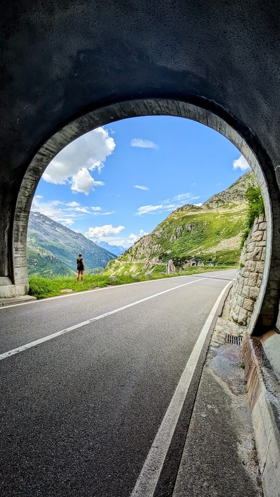 イタリアとオーストリアを結ぶアルプスの地下トンネルをついに突破する作業員