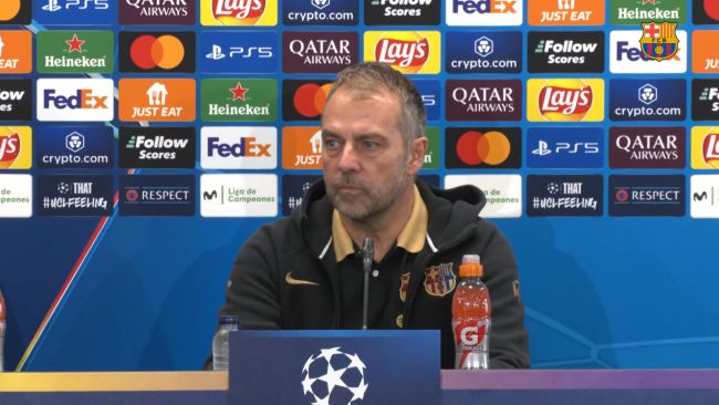 ハンジ・フリックはバルセロナ戦でのジェスチャーについて「私がこんなことをしているのを孫に見られたくない」とコメントした。