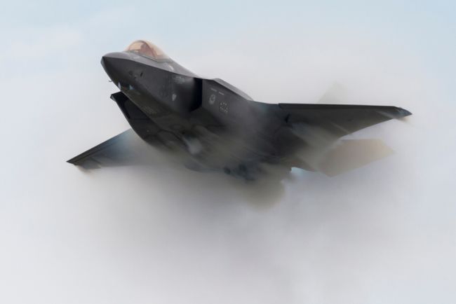 イスラエル・イラン紛争が激化する中、中東に戦闘機を配備する米国