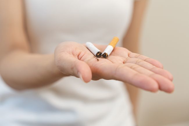 英国は2008年以降に生まれたすべての人に対してタバコ購入を生涯禁止し、毎年合法的にたばこ購入の年齢を引き上げる