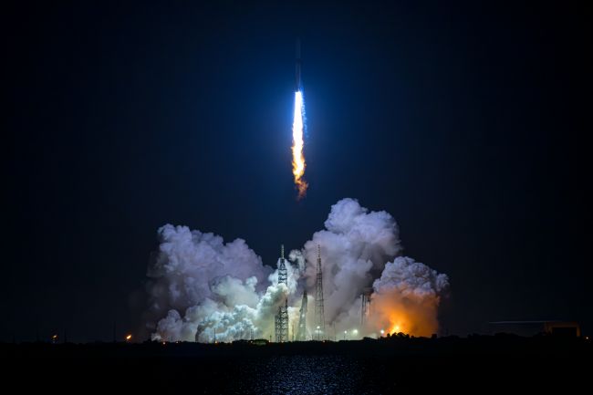 ジェフ・ベゾスの『ブルー・オリジン』が宇宙から地に足をつけた