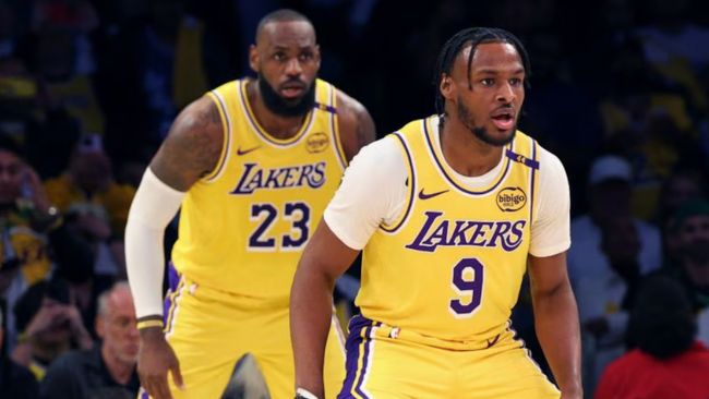ブロニーとレブロン・ジェームズがNBA史上初の息子から父親へのアシストを達成