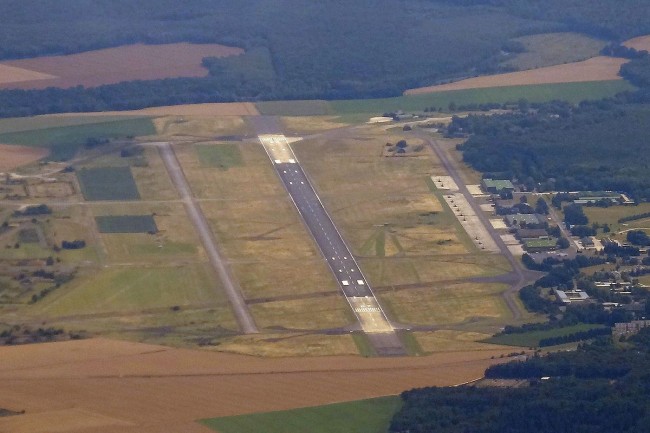 フランス軍情報基地上空で容疑者ドローンが目撃