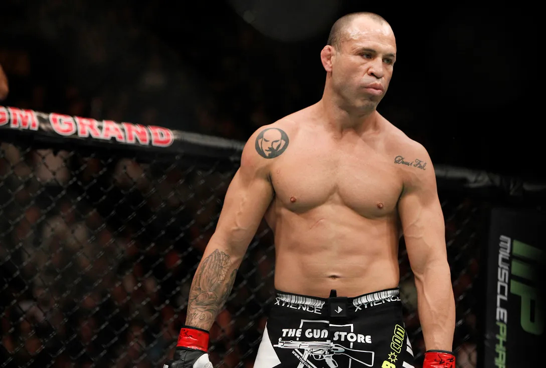 ビデオは、UFCのアイコンが混沌としたボクシングデビュー後にタキシードを着た男にノックアウトされる瞬間を示しています - - Gamereactor