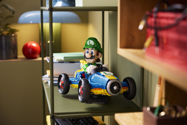 ルイージがマッハ8セットでレゴマリオカートの扱いを受ける