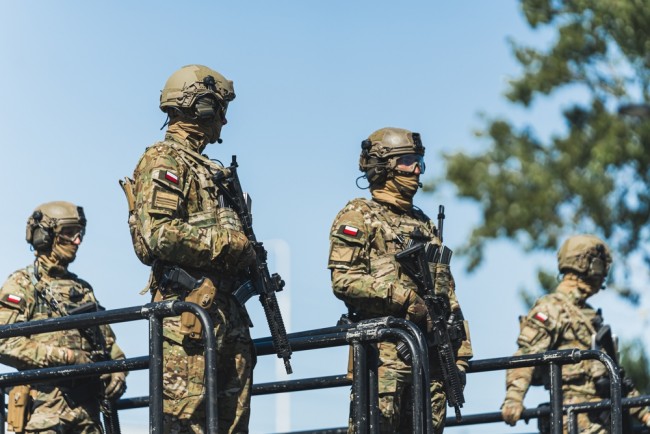 ポーランドは一連のロシアの攻撃を受けてインフラ警備のために1万人の部隊を配備