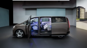 メルセデスが700キロの航続距離を持つ新しい7人乗りを発表