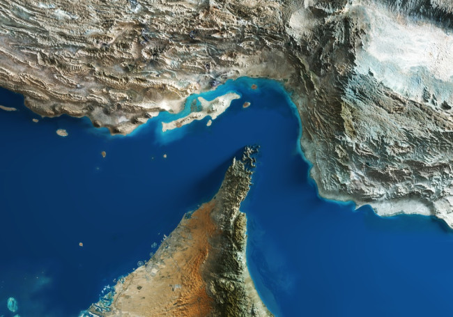トランプはイランへの出入りのすべての船舶に対してホルムズ海峡の海上封鎖を課すと誓う