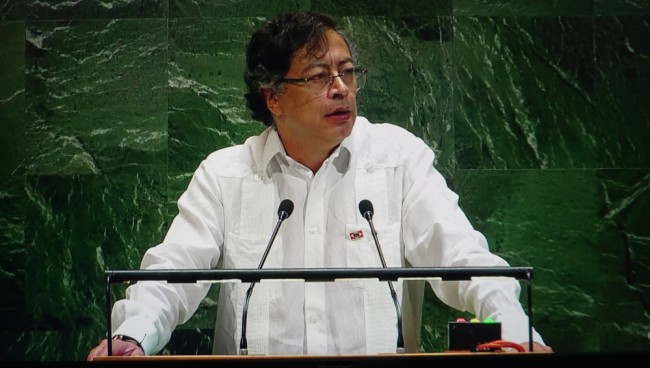 トランプ大統領はベネズエラから焦点を移し、コロンビアに関税で脅迫