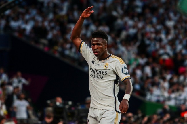 レアル・マドリードのファンはベルナベウで選手たちに口笛を吹き、一部はフロレンティーノ・ペレスの辞任を求める