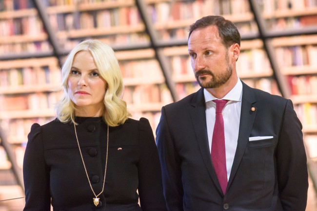 ノルウェーのメッテ・マリット皇太子妃は、エプスタインに「操られ、騙された」と述べています