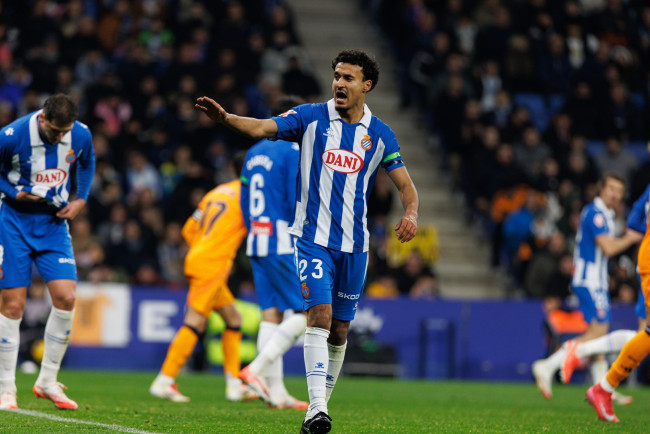 ラファ・ミールがオマール・エル・ヒラリを侮辱した際、エルチェ対エスパニョールのラリーガの試合で反人種差別プロトコルが発動