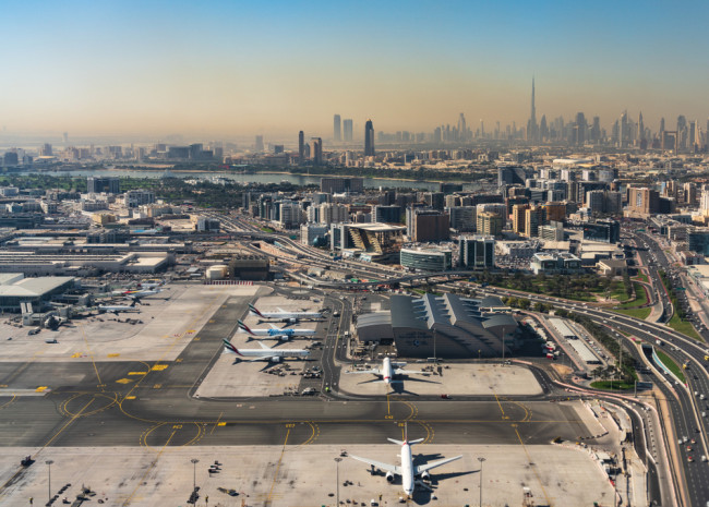ドバイ空港付近での新たなドローン事故が航空の混乱を深化させる