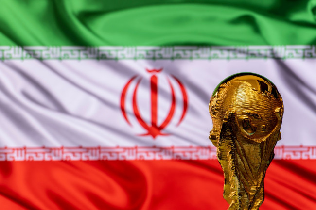 「イランの旗がワールドカップで掲げられ守られる」:不確実性の中でサッカー選手たちと盛大なパーティー