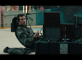 公式のNeuromancer ティーザーではマーク・ストロングが髪型です